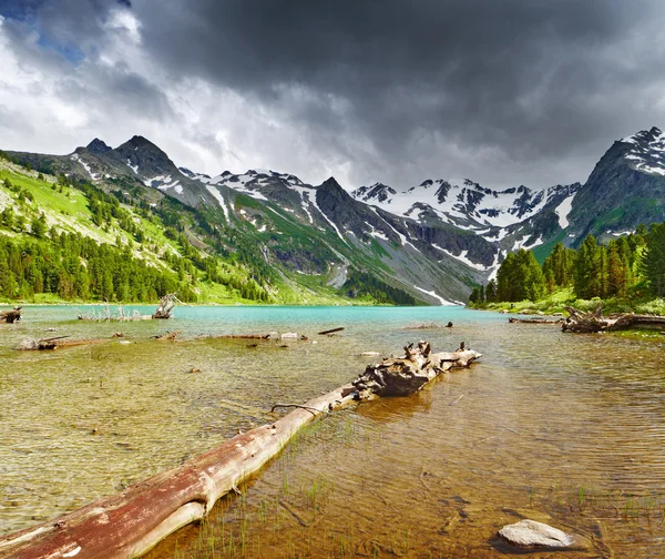 Lago de montaña — Foto de Stock