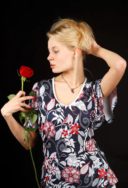 Blondin med rose. — Stockfoto