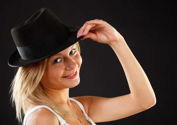 Blondin i svart hatt. — Stockfoto