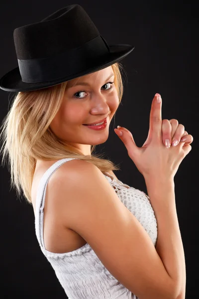 Blondine mit schwarzem Hut. — Stockfoto