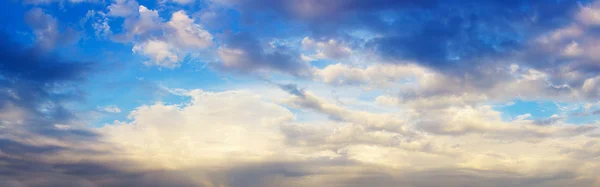 Bulut gökyüzü panoramik manzaralı — Stok fotoğraf