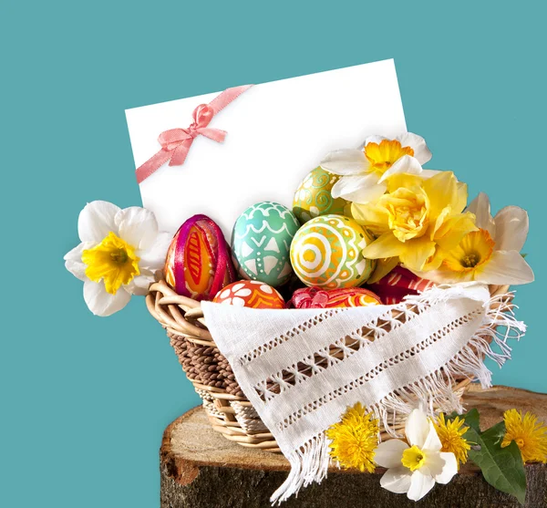 装满复活节彩蛋和花朵的篮子 — 图库照片