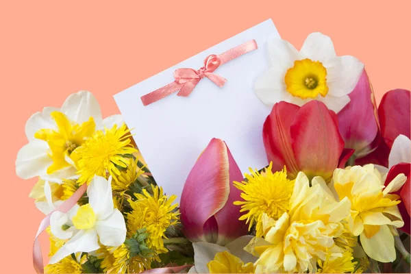 Panier plein d'œufs de Pâques et de fleurs — Photo