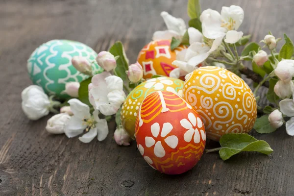 复活节彩蛋和花朵 — 图库照片