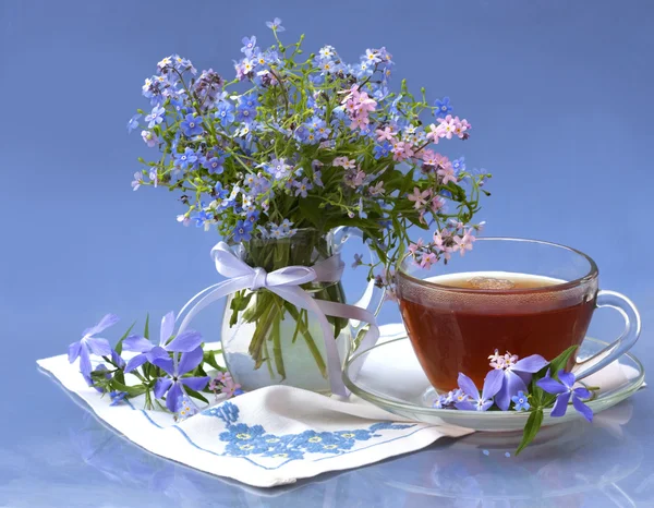 Bir kavanoz ve kupa bardak çay takımı — Stok fotoğraf