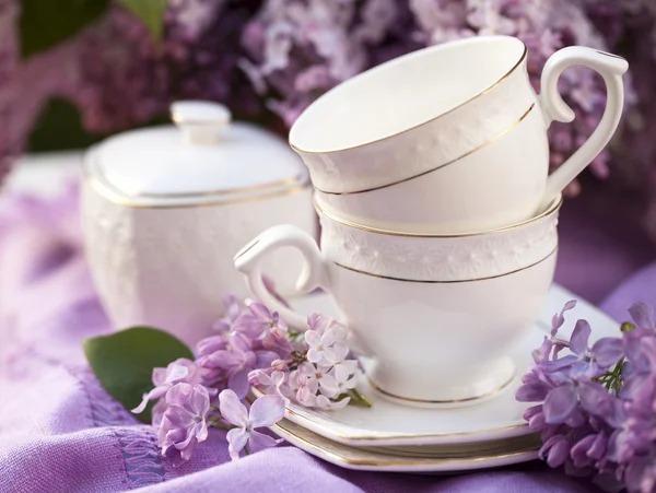 Taza de porcelana con café y lila —  Fotos de Stock