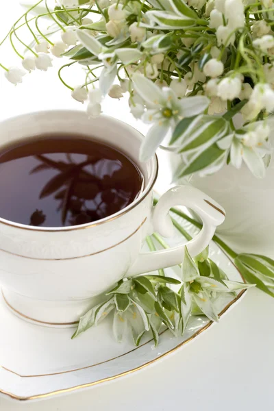 방울 꽃과 한 잔의 커피 — 스톡 사진
