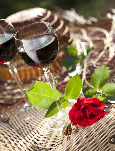 Szemüveg, a bor és a rózsa — Stock Fotó