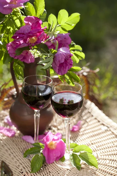 Sklenice vína a růže — Stock fotografie