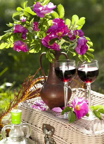 Bicchieri di vino e rosa — Foto Stock