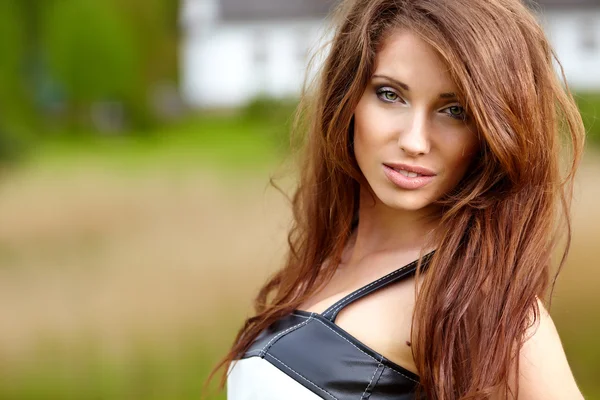 Porträtt av söta röda haired ung kvinna, utomhus — Stockfoto
