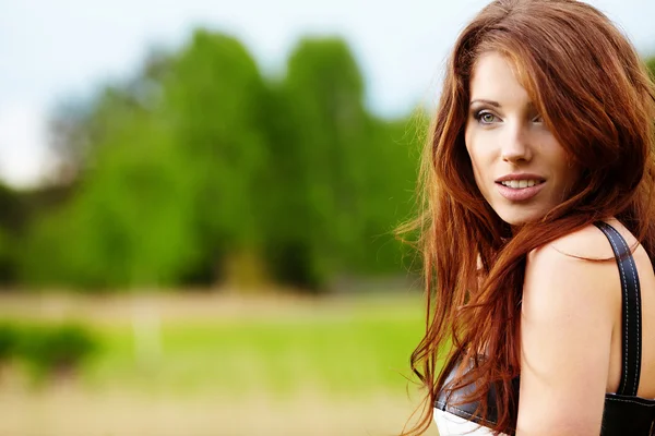 Ritratto di giovane donna dai capelli rossi carino, all'aperto — Foto Stock