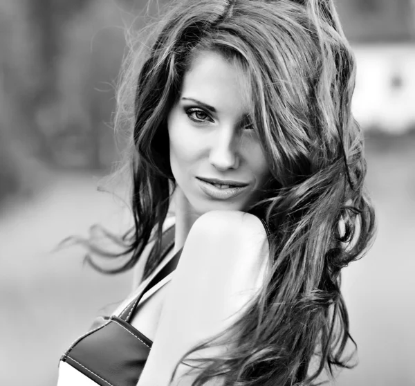 Aranyos vörös hajú fiatal nő, szabadtéri portréja — Stock Fotó