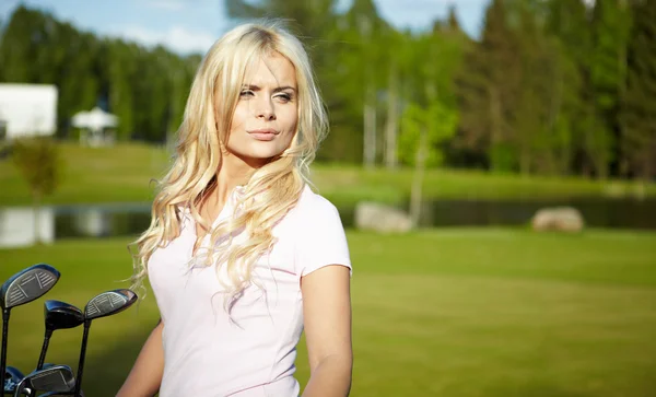 女性とゴルフ — ストック写真