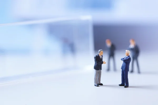 Figurines miniatures de l'équipe d'affaires réussie . — Photo