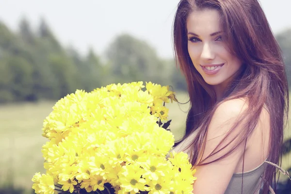 女人手捧黄色花。otdoor 拍摄 — 图库照片