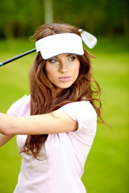 oynarken golf kulübünün içinde genç bir kadın