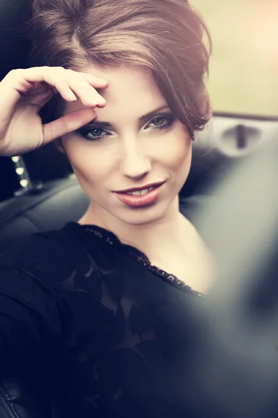Sexy vrouw in de auto — Stockfoto