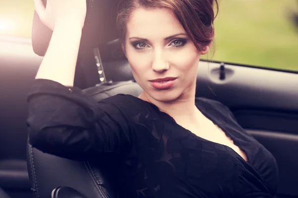 Donna sexy in macchina — Foto Stock