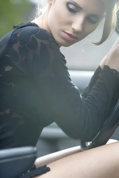 차에 섹시 한 여자 — 스톡 사진