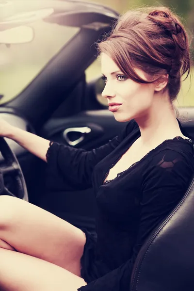 Sexy Frau im Auto — Stockfoto