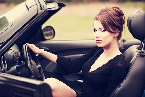 Сексуальная женщина в машине — стоковое фото