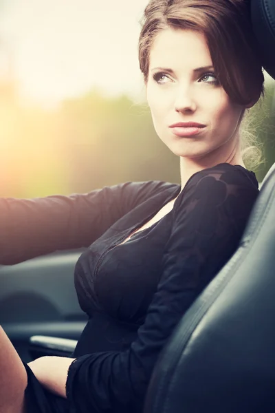 Szexi nő, az autó — Stock Fotó