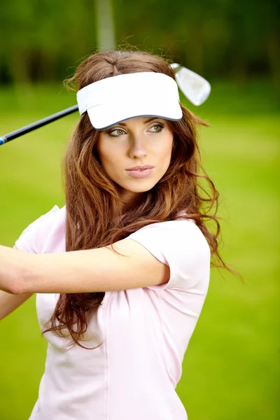 Oynarken golf kulübünün içinde genç bir kadın — Stok fotoğraf