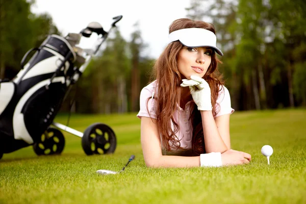 Giovane donna che gioca a golf in un country club — Foto Stock
