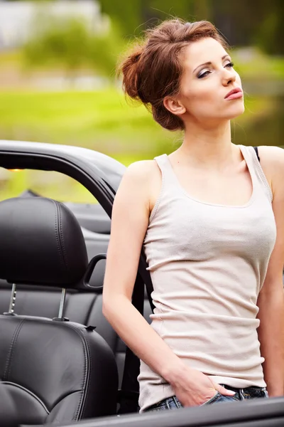 Sexy Frau posiert neben Cabrio-Auto — Stockfoto