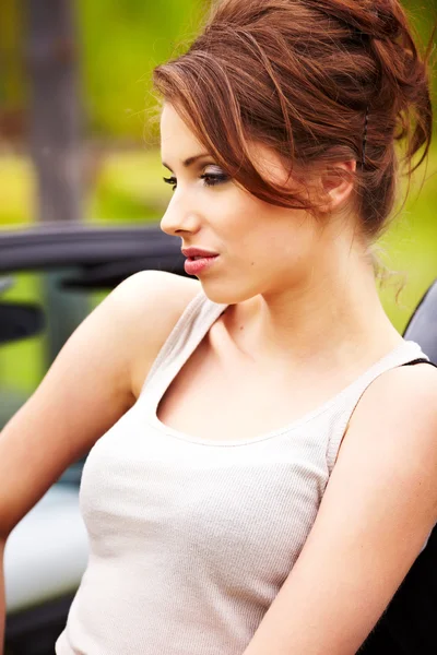 Сексуальна жінка позує поруч з машиною кабріолета — стокове фото