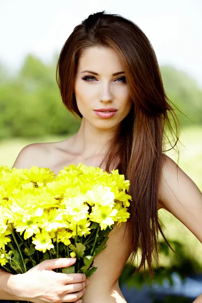 Primer plano retrato de linda joven con flores amarillas sonriendo —  Fotos de Stock