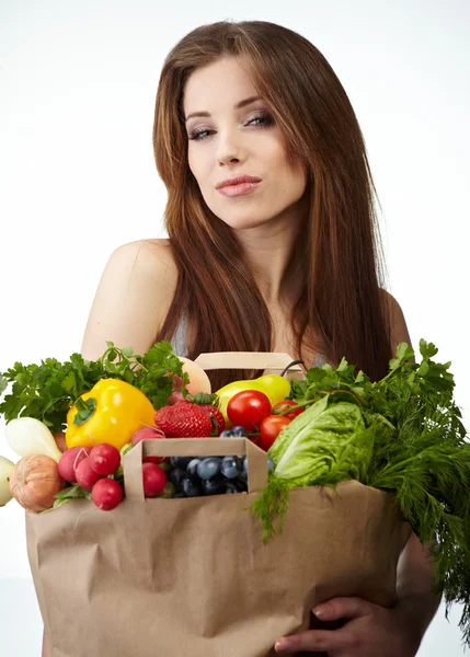 快乐的女人，手持购物袋充分的食品杂货的肖像 — 图库照片