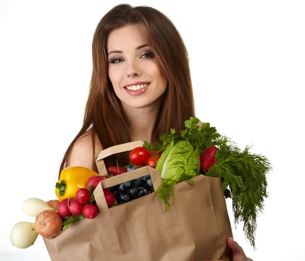 Ritratto di donna felice con in mano una shopping bag piena di generi alimentari — Foto Stock