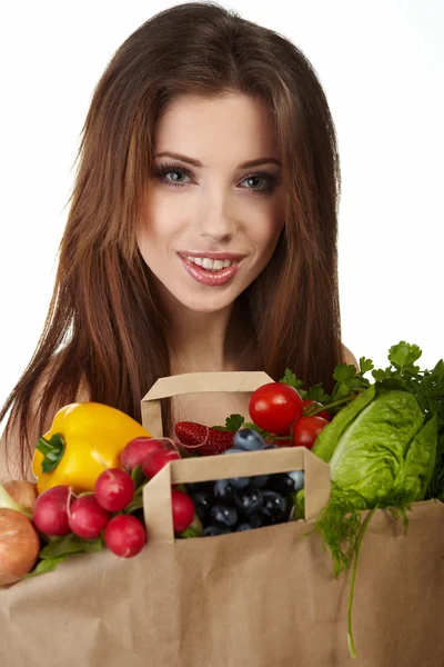Porträtt av glad kvinna med en shopping väska full med matvaror — Stockfoto