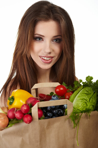Портрет счастливой женщины, держащей сумку с продуктами
