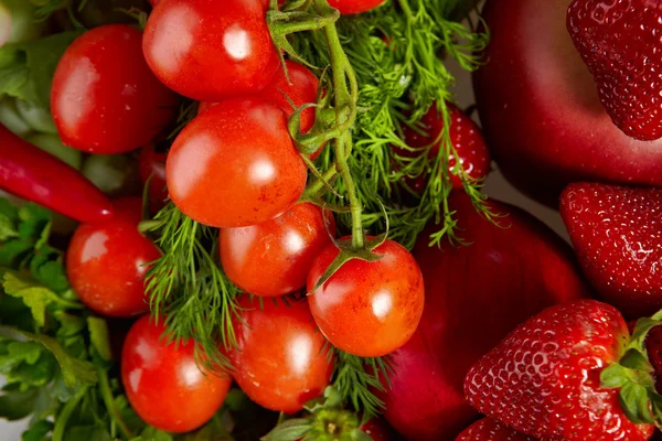 Foto de una mesa llena de verduras frescas, frutas y otros — Foto de Stock