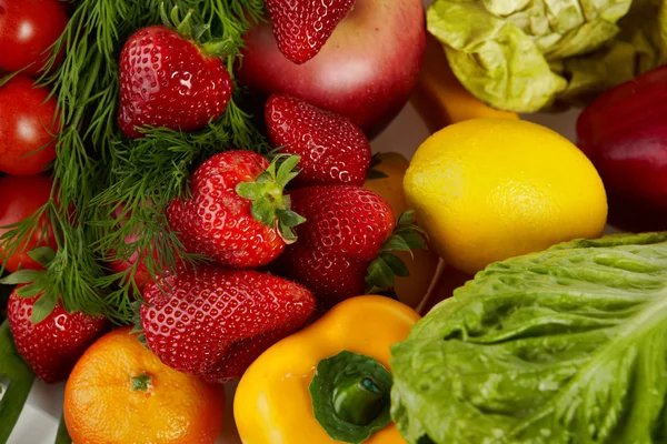 Foto av en bordsskiva som är full av färska grönsaker, frukt och andra — Stockfoto