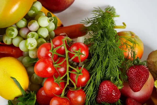 Photo of a table top full of fresh vegetables, fruit, and other — Stock Photo, Image