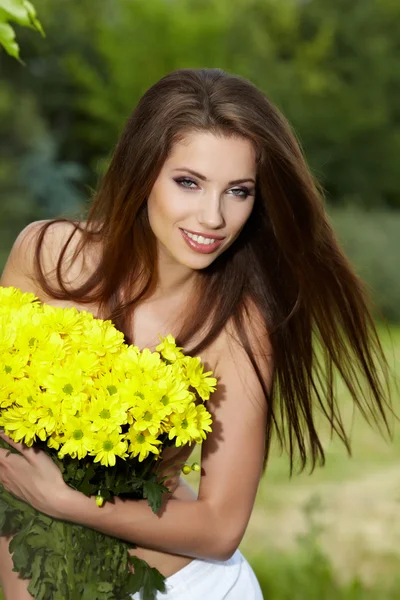Девушка с жёлтыми цветами — стоковое фото