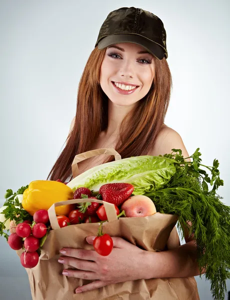 Portret van gelukkige vrouw die een shopping zak vol met boodschappen — Stockfoto
