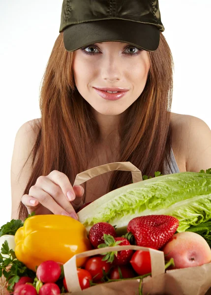 Holding a bevásárló táskát tele élelmiszert boldog nő portréja — Stock Fotó