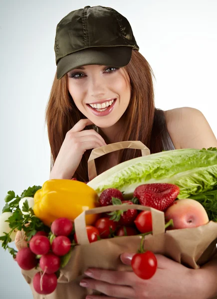 Ritratto di donna felice con in mano una shopping bag piena di generi alimentari — Foto Stock