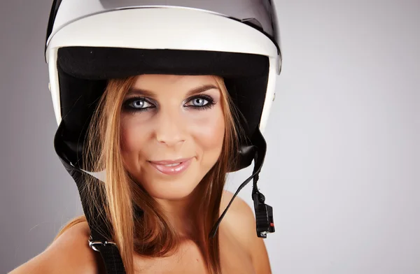 Mulher sexy com um capacete motrcycle branco e expressio surpresa — Fotografia de Stock