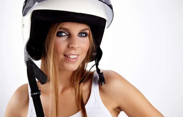 Mujer sexy con un casco motrcycle blanco y expressio sorprendido — Foto de Stock