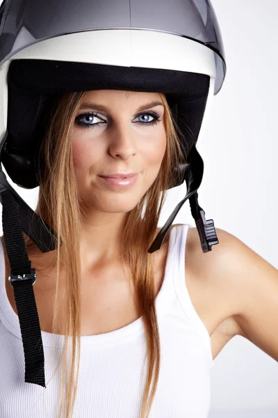 Сексуальная женщина в белом мотоциклетном шлеме и удивлённая экспрессия — стоковое фото