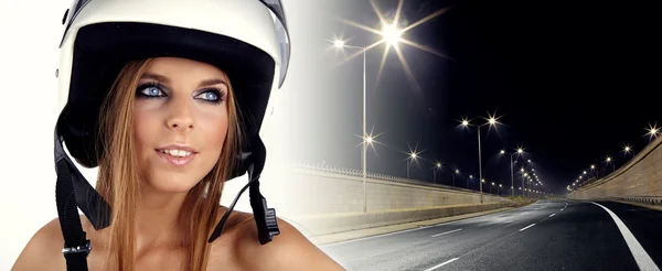 백색 motrcycle 헬멧과 놀된 expressio 섹시 한 여자 — 스톡 사진