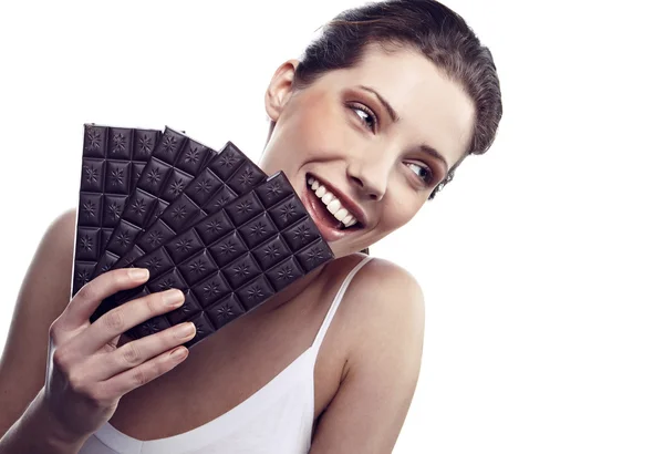 Studio portret van een jonge vrouw met een baksteen van chocolade isola — Stockfoto