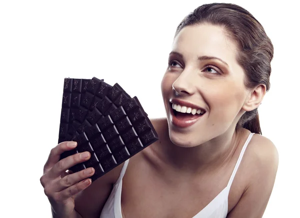Portrait studio d'une jeune femme avec une brique de chocolat isola — Photo