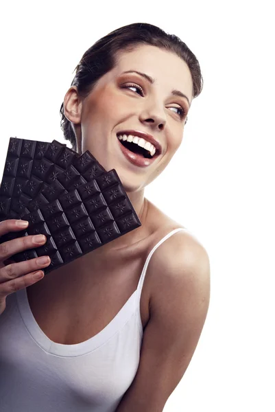 Studio porträtt av en ung kvinna med en tegelsten av choklad isola — Stockfoto
